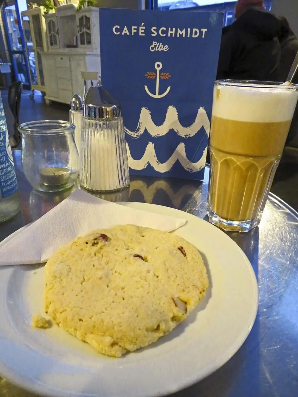 Latte Macchiato mit Cookie geht immer Hauseigener Kaffee und weitere - фото 57