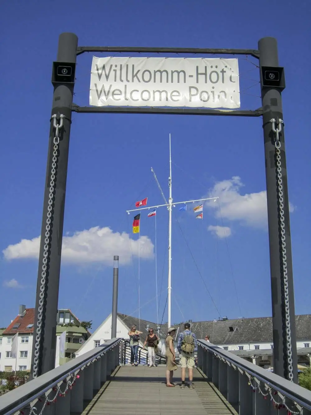 Passagiere kommen am WillkommHöft an Aufgrund ihrer Nähe zur Elbe wurde die - фото 42