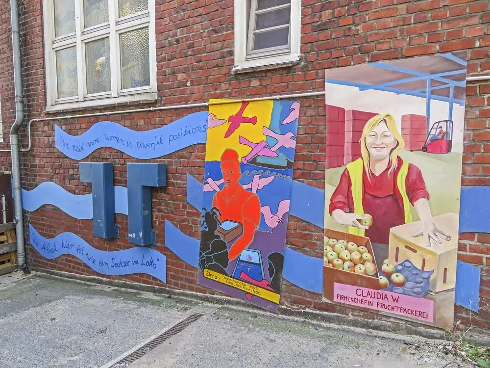 Farbenfrohes neueres Werk der Freiluftgalerie Endlich auch Frauen als - фото 60