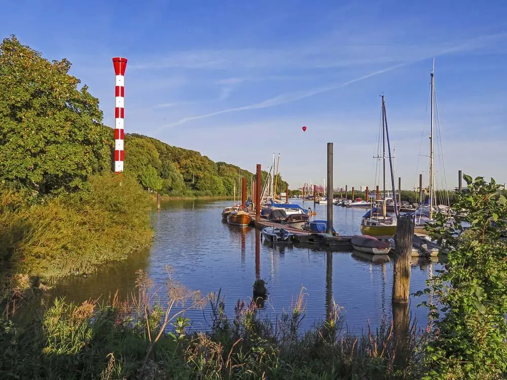 Am Elbufer unweit von Blankenese Im Westen Hamburgs 1WillkommHöft in - фото 39
