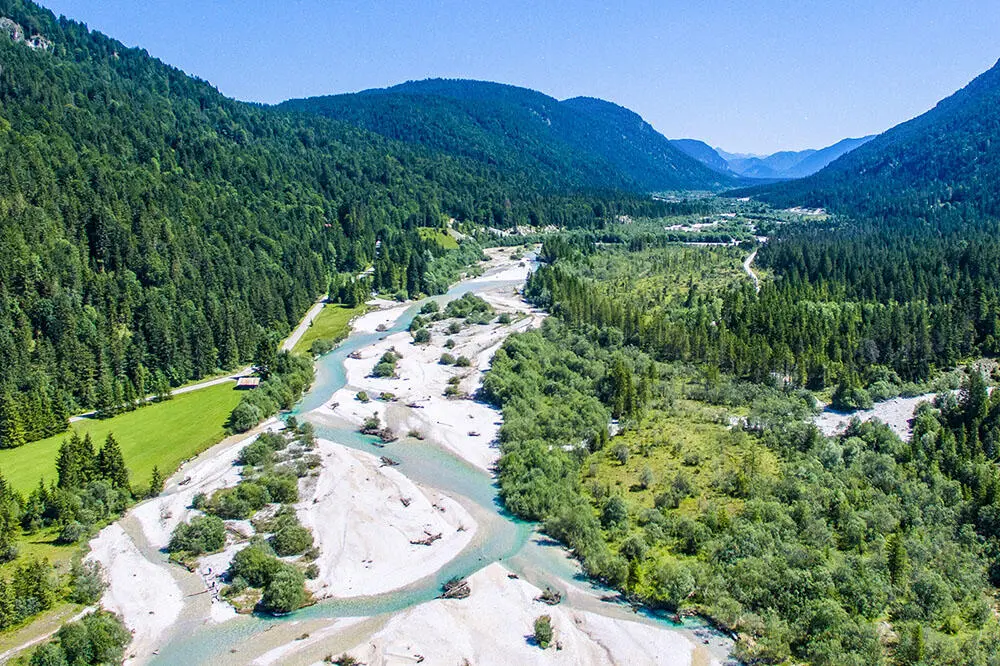 An der wilden Isar bei Wallgau Wo wenig Menschen unterwegs sind trifft man oft - фото 2