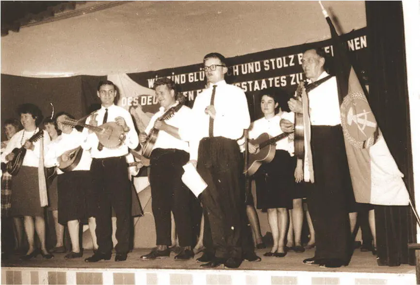 Auftritt des Klampfenorchesters Schon in den 1950er Jahren entstanden in - фото 30