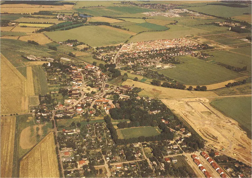Luftbild der Gemeinde Panitzsch Ende der 1990er Jahre rechts das neu - фото 38