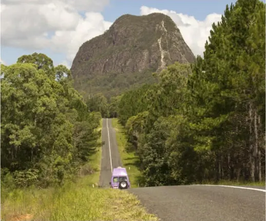 Glasshouse Mountains Unser Cruiser blubbert mit 80 kmh vor sich hin an einer - фото 30