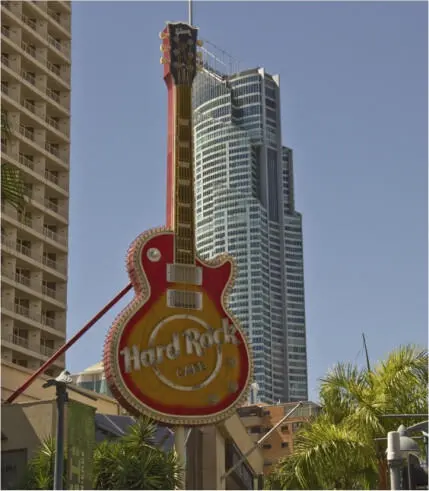 Das Hard Rock Cafe unweit des Q1 Bunte Neonlichter in der Nacht werben für - фото 31