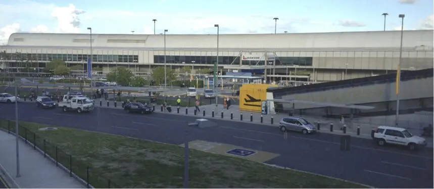 Am Domestic Terminal des Flughafens von Brisbane Nur noch über den Golf von - фото 6