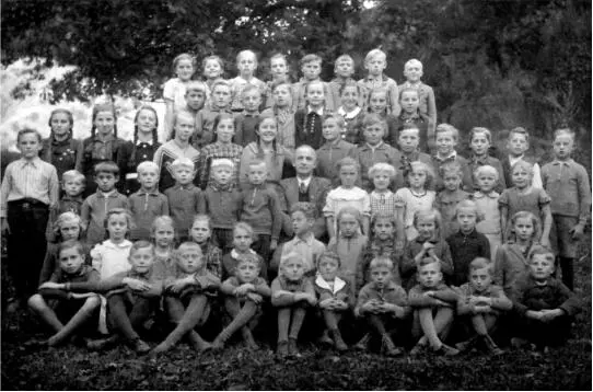 Der Lehrer und seine Schüler in der Evangelischen Volksschule - фото 7
