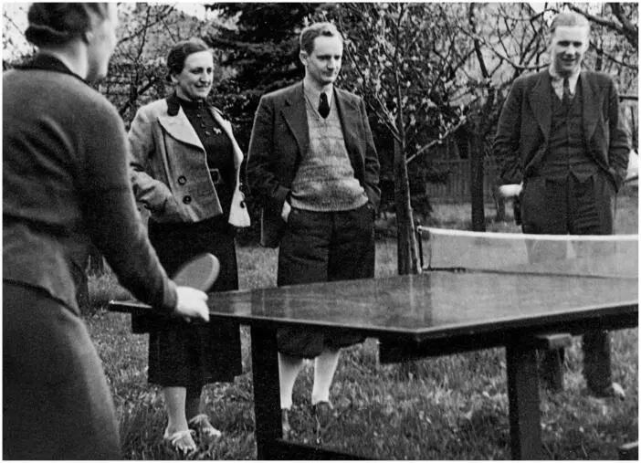 Entspannung beim Tischtennisspiel im Garten der Rainers vermutlich im Frühjahr - фото 18