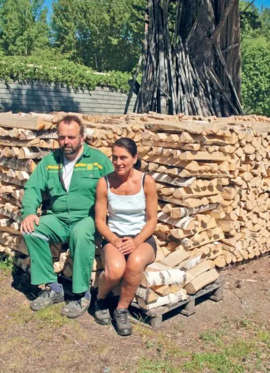 Лив Кристин и Педер Бренден из Брюмюндала строят классическую поленницу из - фото 65