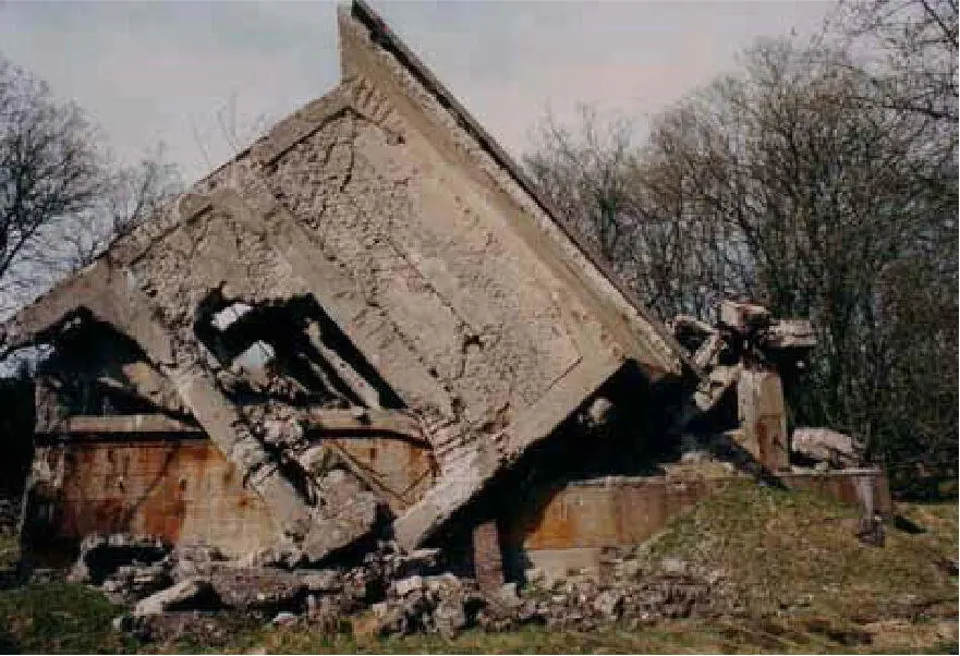 Zerstörtes TriGebäude auf dem Gelände des Werkes Tanne in - фото 6
