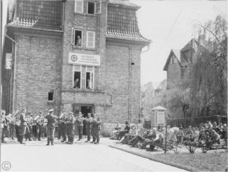 Aufmarsch auf dem LambrechtGelände an der Hauswand das Plakat Jeder - фото 44