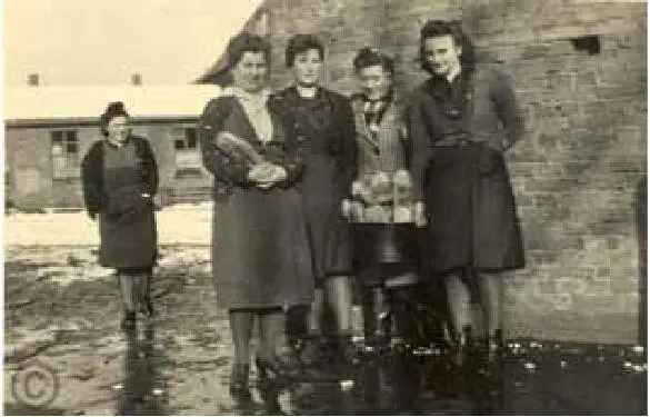 Aufseherinnen auf dem Gelände des KZAußenkommandos der PolteWerke 194445 - фото 25