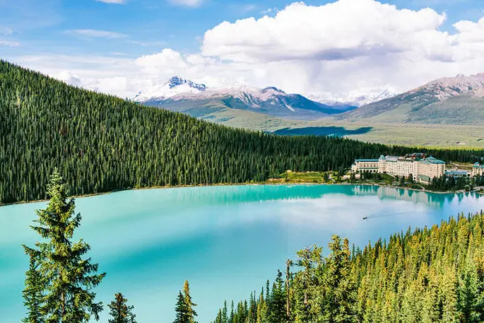 Blick über Banff National Park und Lake Louise Smaragdgrüne Bergseen scheinbar - фото 23
