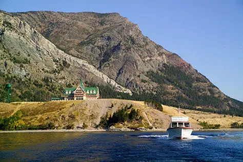 Der zweigeteilte Waterton Lake ist das Herz des beliebten aber nicht - фото 52