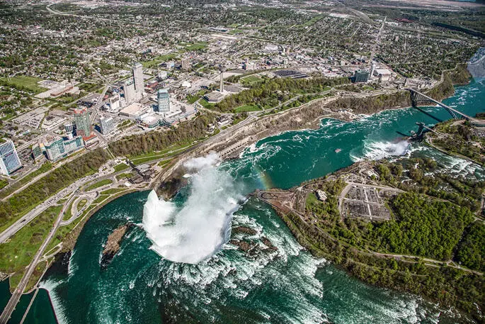 Den besten Blick auf die Niagara Falls genießen Besucher aus dem Hubschrauber - фото 56
