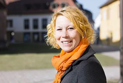ist promovierte Chemikerin und war jahrelang unter anderem als Executive - фото 15