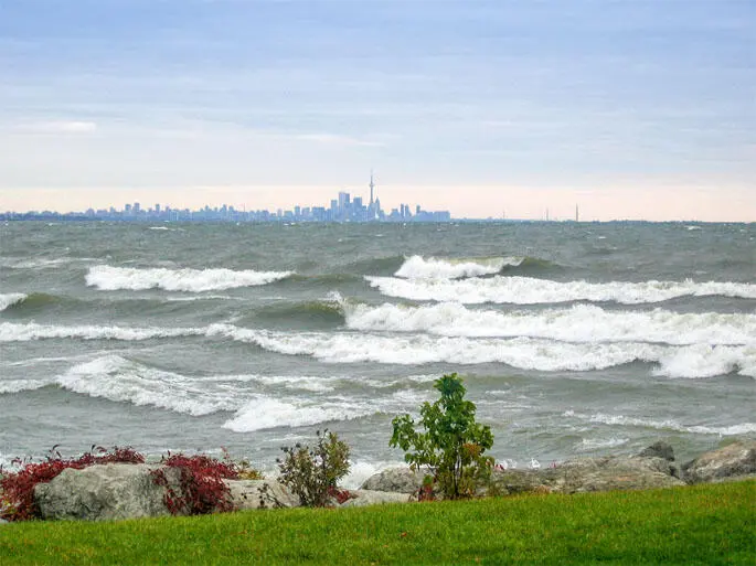 Der bis zu 244 Meter tiefe Lake Ontario wird überwiegend aus dem Niagara River - фото 48