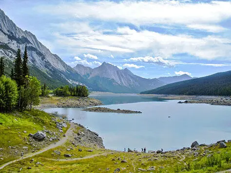 Der berühmte Maligne Lake und der beliebte Maligne Canyon sind durch den - фото 50