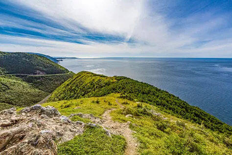 Mit seiner zerfurchten hügligen Küstenlandschaft ist der Cape Breton Highlands - фото 29