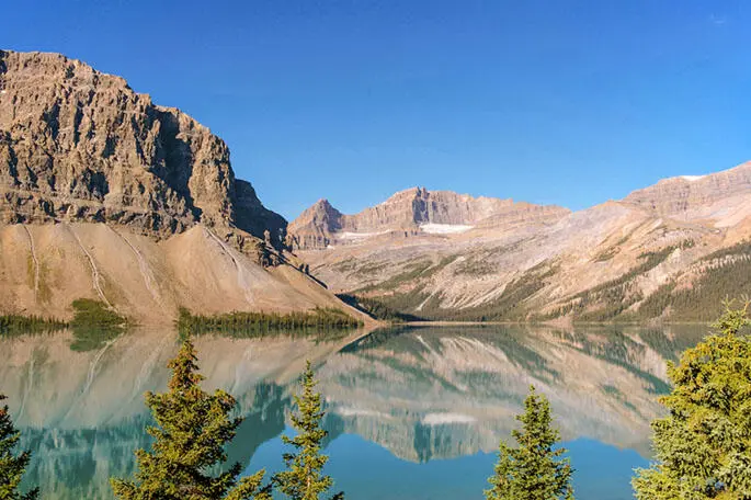 Bow Lake liegt auf 1920 Metern auf einer der höchsten Stellen entlang der - фото 46