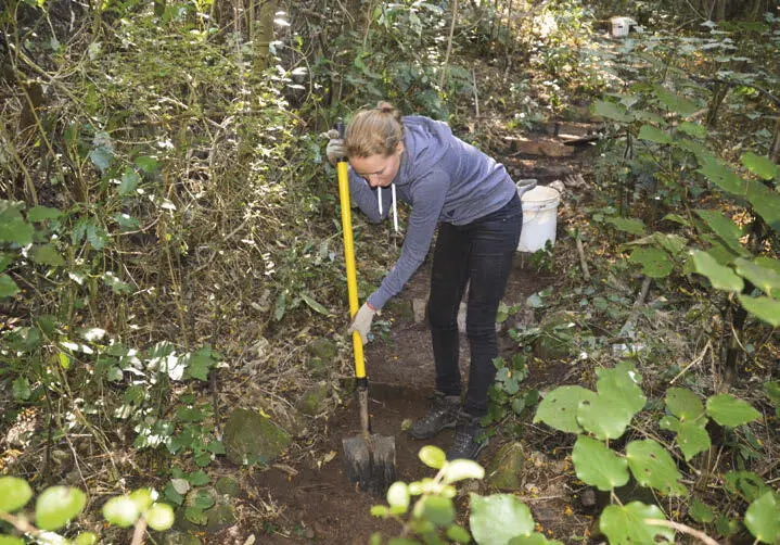 Maria setzt den Wanderweg instand Zu dritt hieven wir die schweren Stücke in - фото 33
