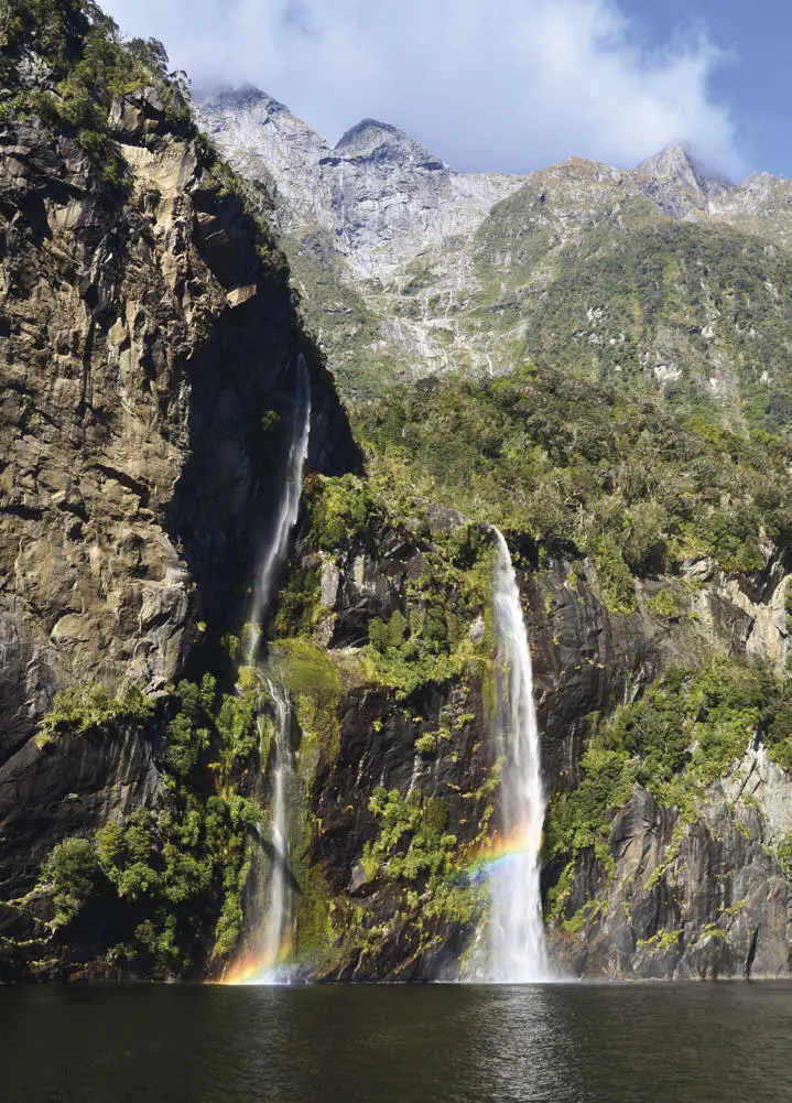 Regenbögen im Wasserfall Blauer Himmel und Sonne machen den Milford Sound noch - фото 70