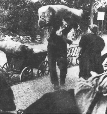 Hilfreiche Unterstützung beim Gepäcktransport über die Grenze Foto E Meyer - фото 11