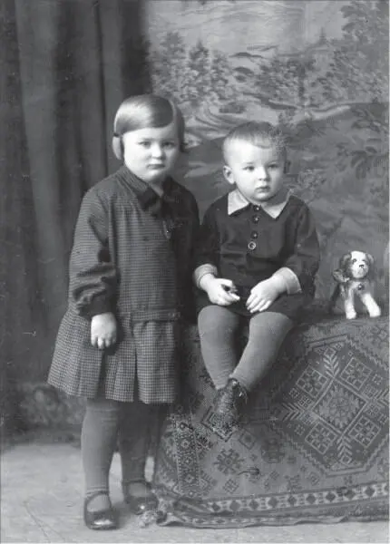 Ernst und Schwester Edith um 1930 Ernsts Vater war Schmied in Meiningen - фото 4