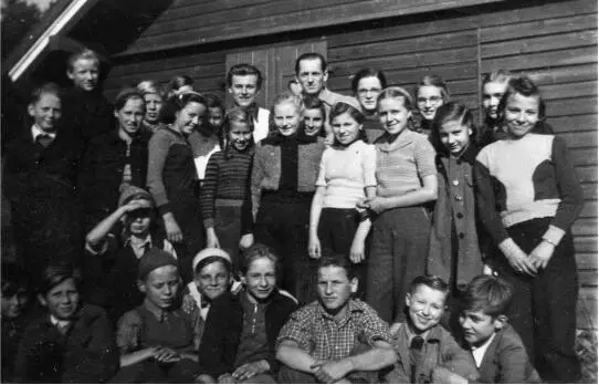 Mit der Klasse 7a auf der Ebertswiese 1951 Es gab nur eine Kollegin damals - фото 8