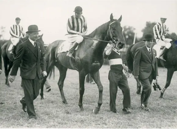 Derbysieger Alchimist unter Ernst Grabsch Links Graf Kalnein rechts Trainer - фото 22