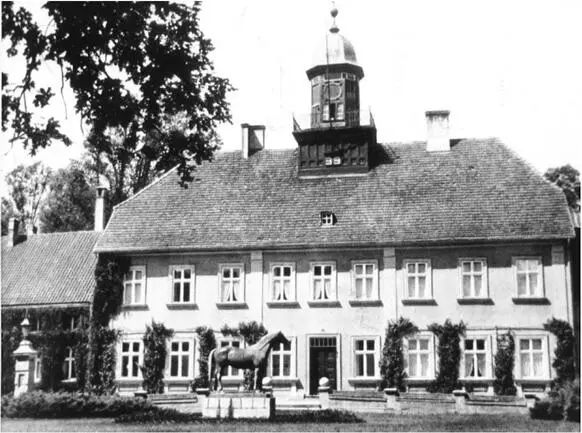 Das LandstallmeisterHaus im ehemaligen Trakehnen mit der TempelhüterStatue - фото 18