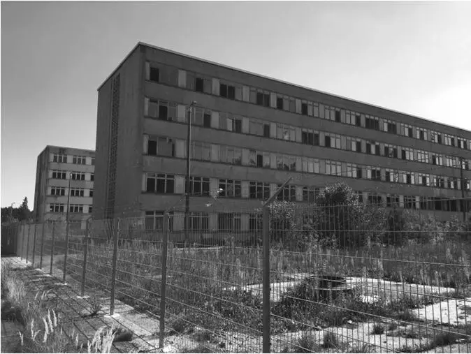 Die zwei großen Blöcke vorne Stab dahinter diverse Unterkünfte - фото 5