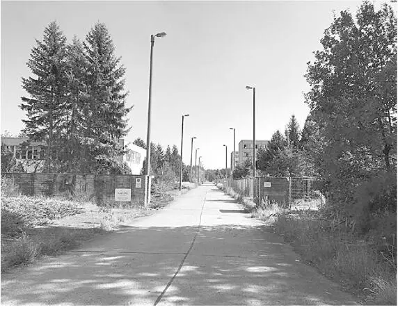 Objektstraße Stab GKN Stendal links das Kulturhaus rechts vorne die Wache und - фото 2