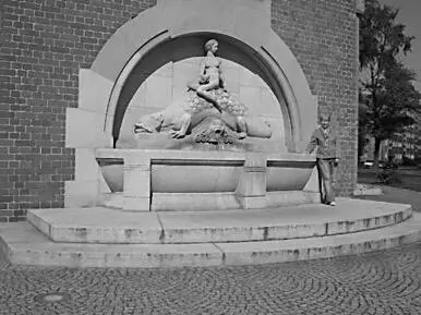 Tympanon von Robert Bednorz am Wasserturm in WrocławBreslau Foto Autorin - фото 11