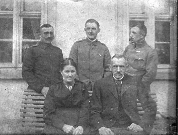Die Familie Meißner hinten v l die Brüder Max Otto und Paul vorn Minna - фото 2