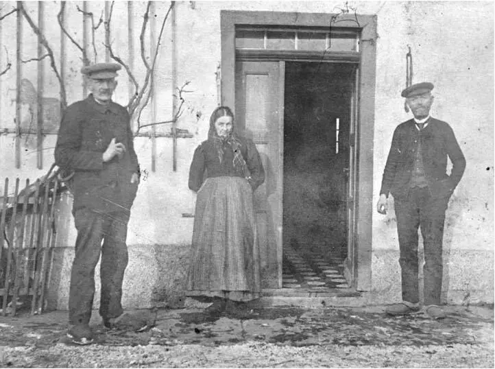 von links Ottos Vater Carl Mutter Minna und ein Nachbar Einband des - фото 3
