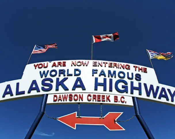 In Dawson Creek weist ein Straßenschild auf den Beginn des Alaska Highways hin - фото 36