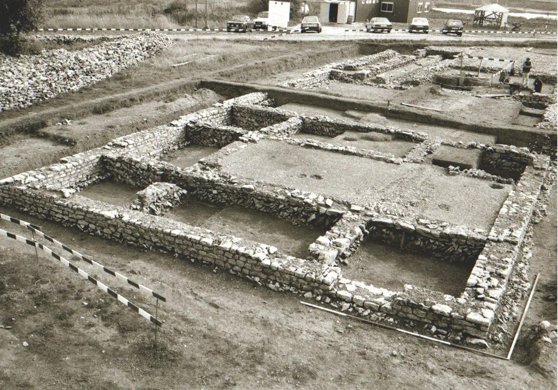 Abb 9 Der nördliche Teil des Ostflügels während seiner Freilegung 1989 Abb - фото 11