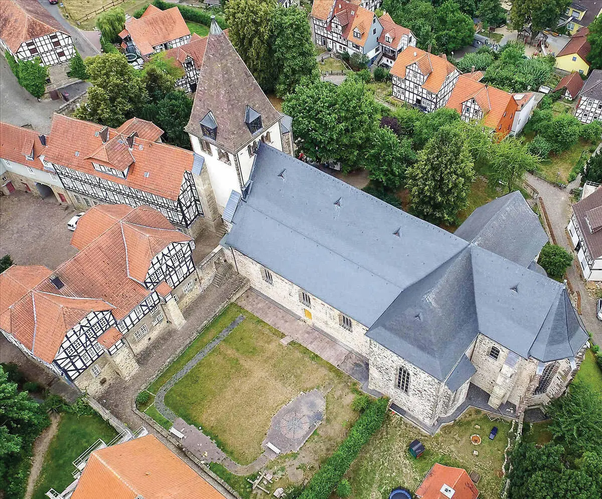 Blick auf die Stiftskirche das Herrenhaus und das Rentereigebäude des - фото 3