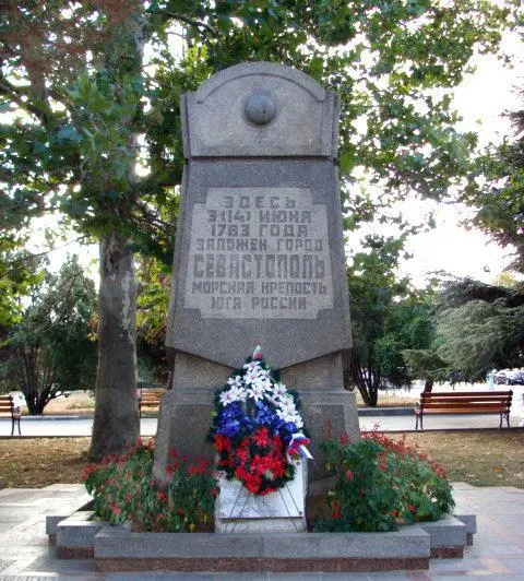 Памятный знак на месте закладки Севастополя Берут начало от площади и две из - фото 7