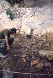 La excavación a los 10 cm de profundidad arrojó un piso de fragmentos rocosos - фото 71