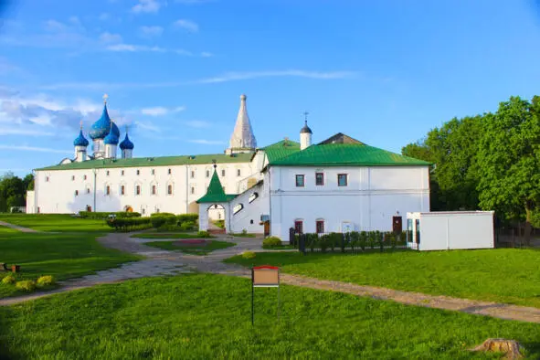 Территория кремля небольшая на ней расположены Архиерейские палаты - фото 2