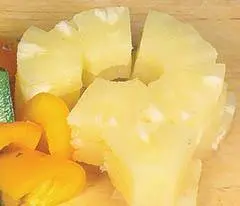 Свинину нарежьте крупными кусочками слегка присыпьте мукой и обжарьте на - фото 305