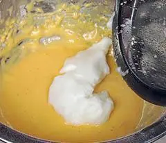 Нарежьте сыр кусочками толщиной 1 см Отделите белок от желтка и взбейте в - фото 192
