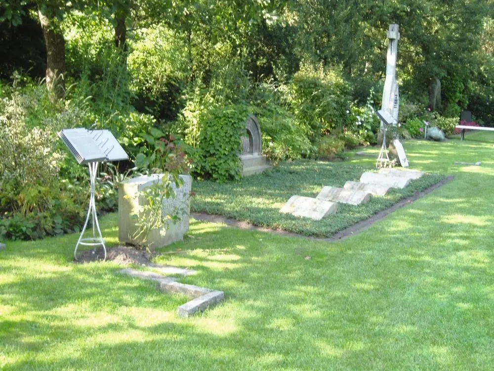 Bild 33 Der Garten der Frauen auf dem Friedhof HamburgOhlsdorf Quelle - фото 47