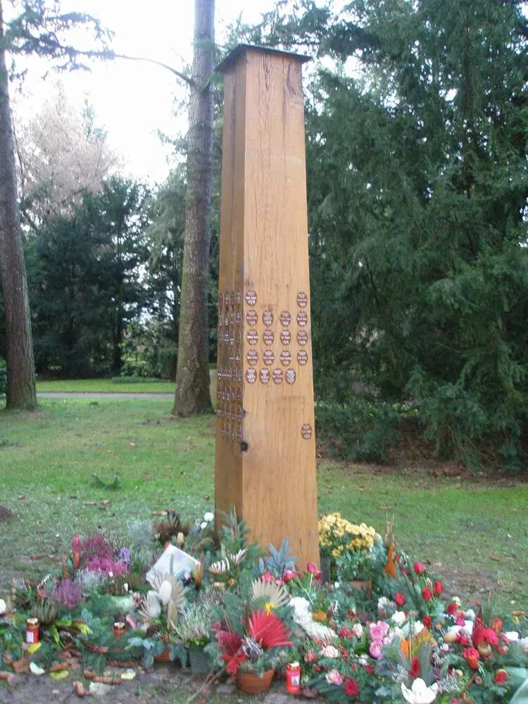 Bild 40 Rasenbestattung mit Denkmal auf dem Friedhof Göttingen Quelle - фото 55