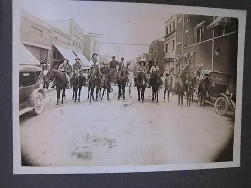 Cowboy e ruas de far west Aparecia desta forma a Crittenden County em 1920 - фото 6