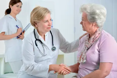 Médico que evalúa en su paciente los daños que tiene La evolución funcional de - фото 14