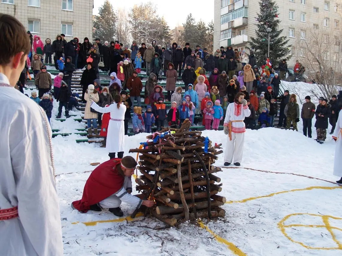 18 Возжигание огня церемонии Коляды Академгородок 21 декабря 2008 г 19 - фото 18