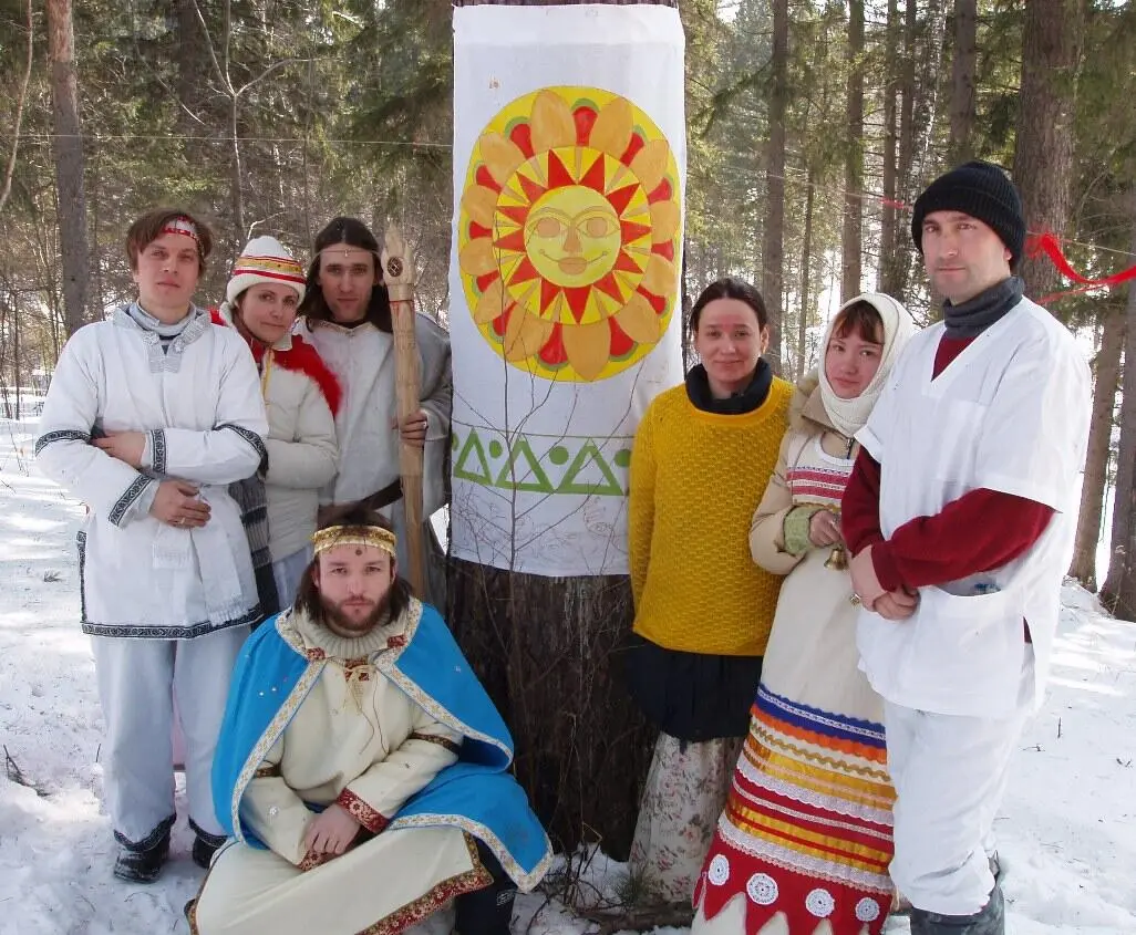 21 Группа старичков и Виталий с посохом после ритуала Даждьбогу 2005 г - фото 21